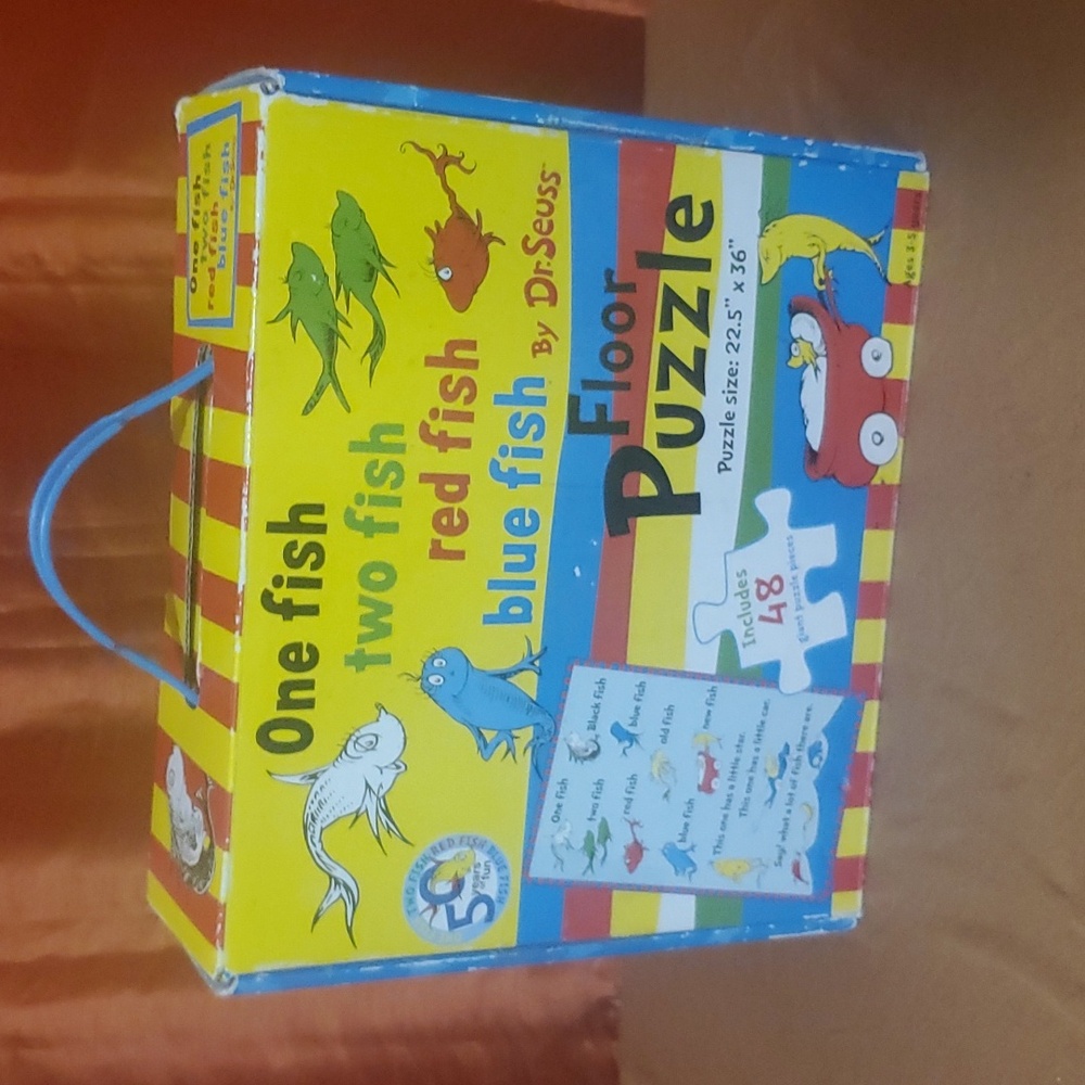 DR SEUSS FLOOR PUZZLE. ONE FISH, TWO FISH, BLUE FISH, RED FISH. 48 PIECES.